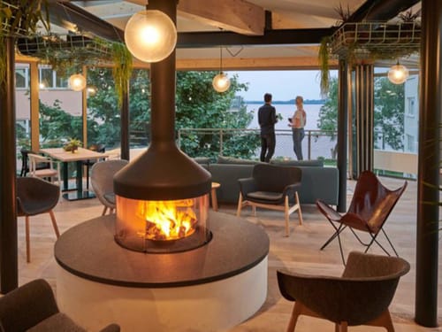 Restaurant mit Loungemöbeln und Kamin