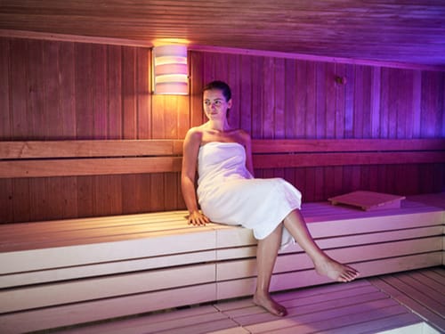 Sauna mit Sitzbänken und Farblicht