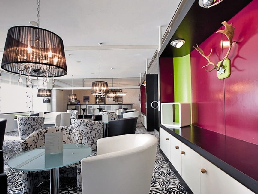 Moderne bunte Hotelbar