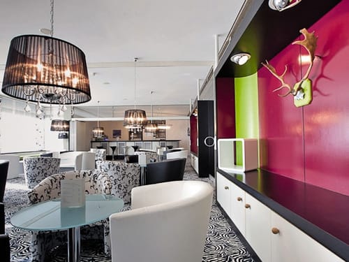 Moderne bunte Hotelbar