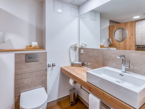 Bad mit WC, Waschtisch und Wandspiegel
