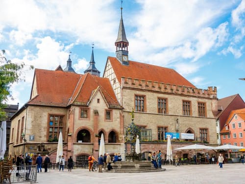 St. Johannis Kirche auf dem Marktplatz bei blauem Himmel
