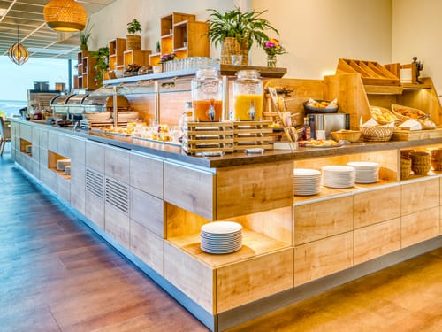 Buffet am Morgen mit einem großen Speisenangebot