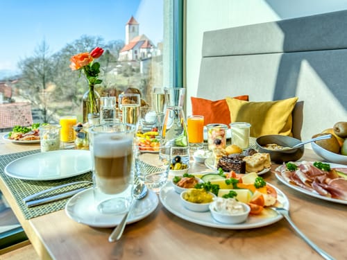 Frühstückstisch mit Saft, Sekt,Müsli, Bötchen und Marmelade