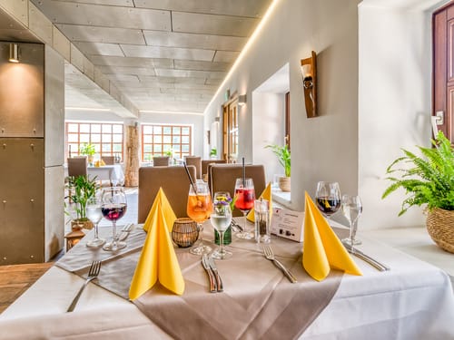 gedeckter Tisch im Hotel Restaurant