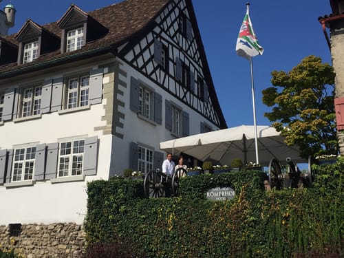 Ansicht Haus und Terrasse bei Sonnenschein