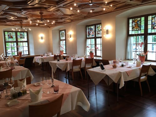 weiß eingedeckte Tische im Hotelrestaurant
