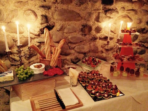 kleine Häppchen, Käse, Weintrauben und Baguette auf dem Buffet