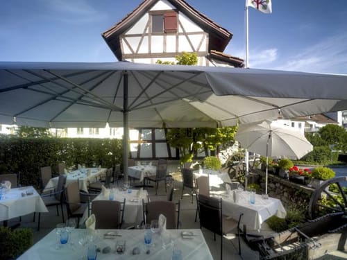 Hotelterrasse mit festlich eingedeckten Tischen