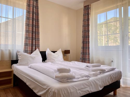 hell eingerichtetes Doppelzimmer mit Doppelbett
