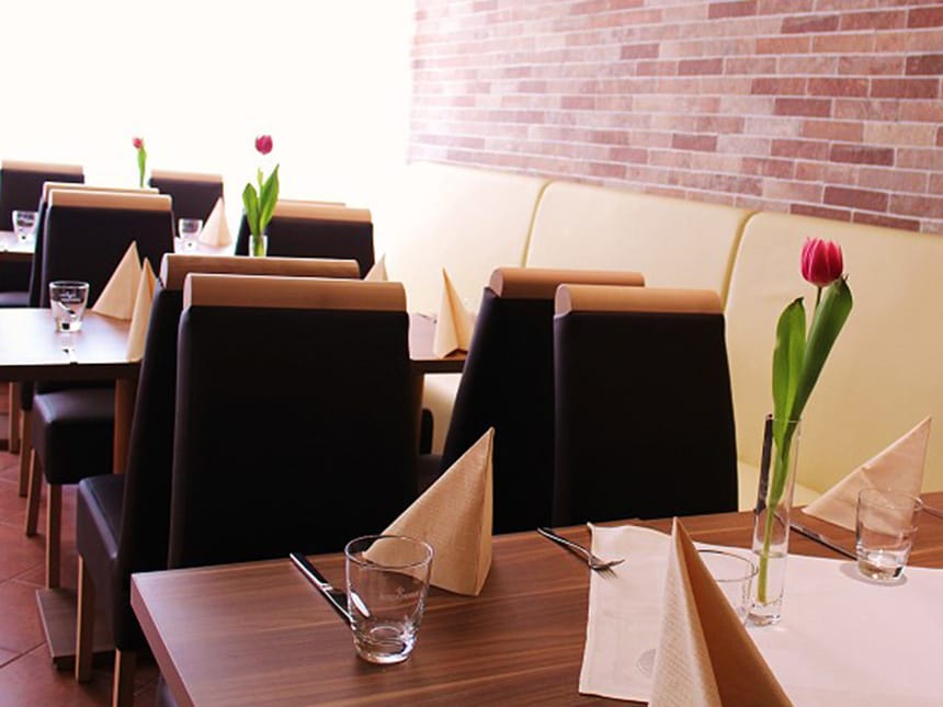 Hotelrestaurant mit gedeckten Tischen