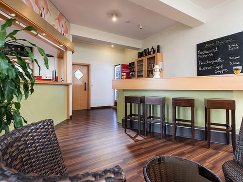Lobby und Bar mit Barhockern