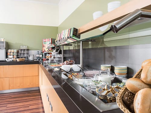 Speisenbuffet mit verschieden Speisen und Getränken