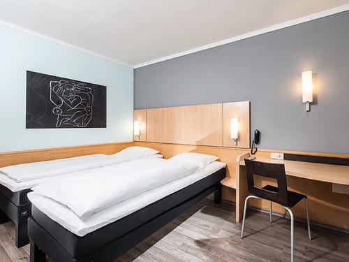 Standard Doppelzimmer mit Twin Bett, Schreibtisch und Stuhl