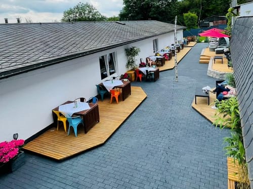 Hotel Terrasse mit verschiedenen Tischgruppen