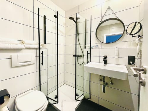 Bad mit Waschtisch, Spiegel, Dusche, Kosmetikspiegel und WC