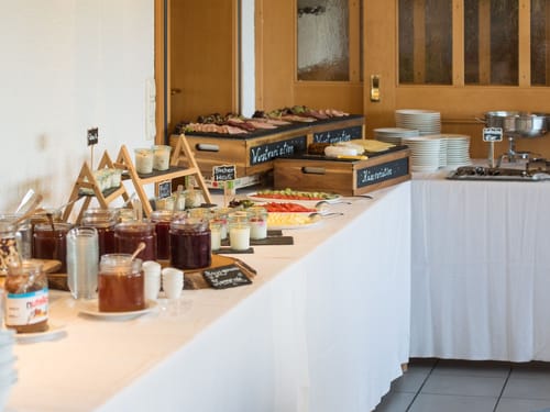 Buffet am Morgen mit verschiedenen Speisen