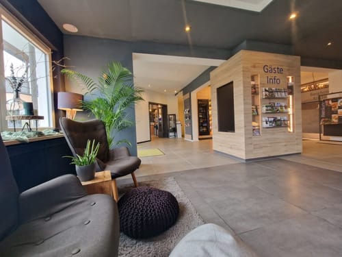 Große Lobby mit Sitzmöglichkeiten