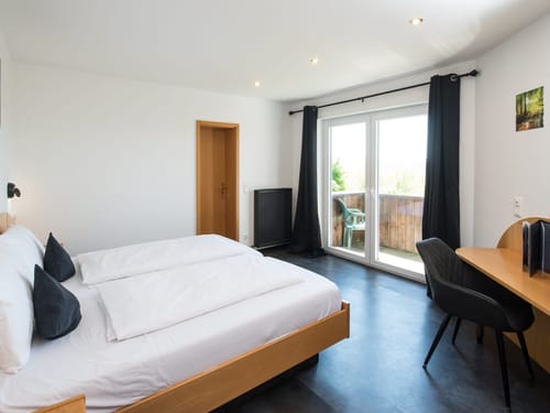 Helles Zimmer mit einem Schreibtisch und Stühlen