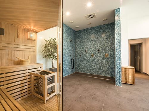 Finnische Sauna und Duschen im Wellnessbereich