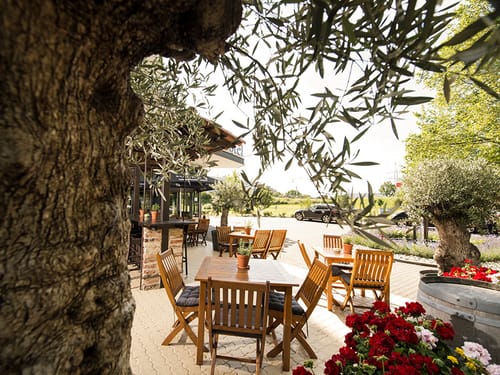 Hotelterrasse mit verschiedenen Tischgruppen