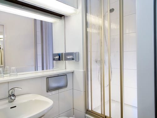 Bad mit Dusche, Waschtisch und Spiegel