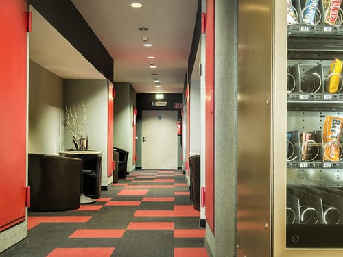 Lobby mit verschiedenen Sitzbereichen und Snackautomat