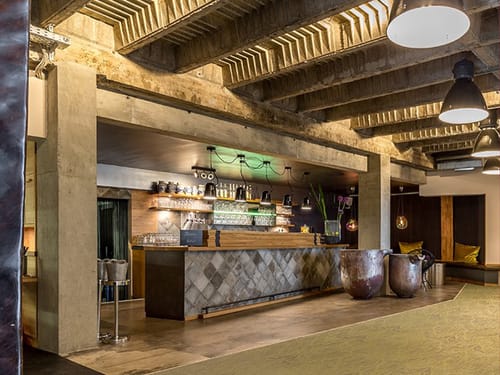 exklusive Hotelbar modern eingerichtet