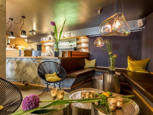 Hotelbar mit verschiedenen Sitzmöglichkeiten