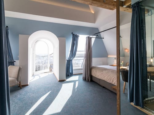 hell und mordern eingerichtetes Doppelzimmer mit Balkon