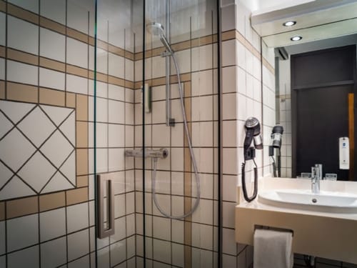 Bad mit Dusche, Föhn, Spiegel und Waschtisch