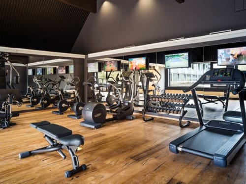 Fitnessraum mit verschiedenen Cardio und Fitnessgeräten