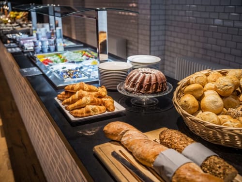 Frühstücksbuffet mit Brötchen, Kuchen Bagutte und Croissants