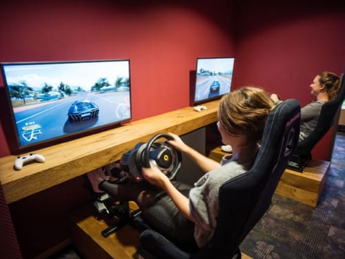 Gaming Raum mit zwei Bildschirmen und zwei Renn Sesseln