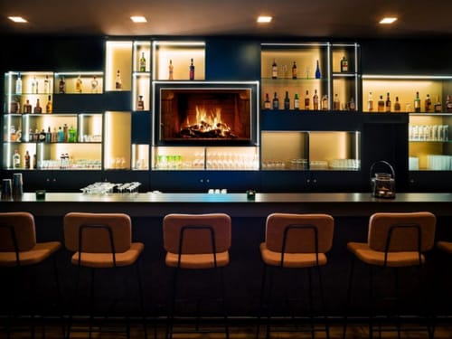 Hotelbar mit gemütlichen Barhockern