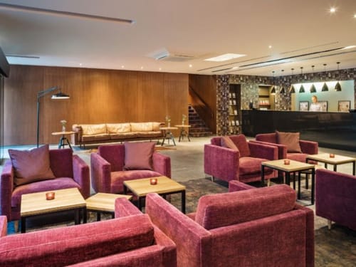 Lobby mit Rezeption, Loungemöbeln und Tischen