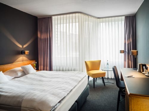 Doppelzimmer mit Doppelbett, Sessel, Schreibtisch, Lese und Stehlampe