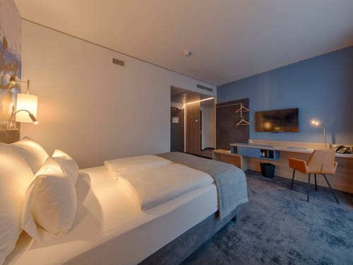Doppelzimmer mit Bett, Sitzecke und TV