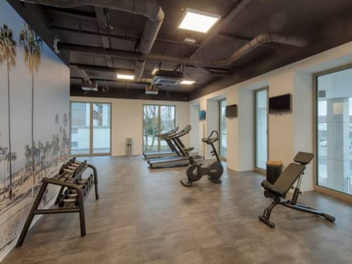 Fitnessraum mit verschiedenen Sportgeräten