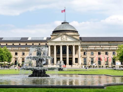 Prunkvolles Kurhaus mit Springbrunnen