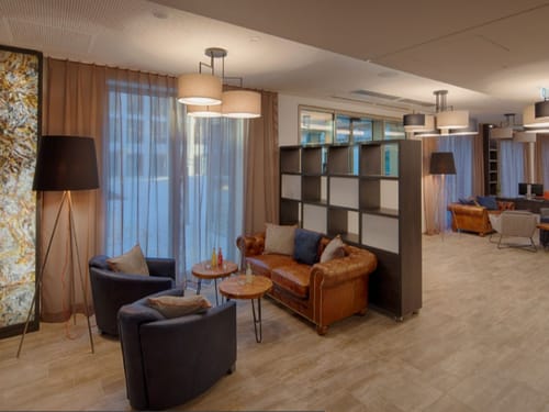 Elegante Lobby mit verschiedenen Sitzmöglichkeiten
