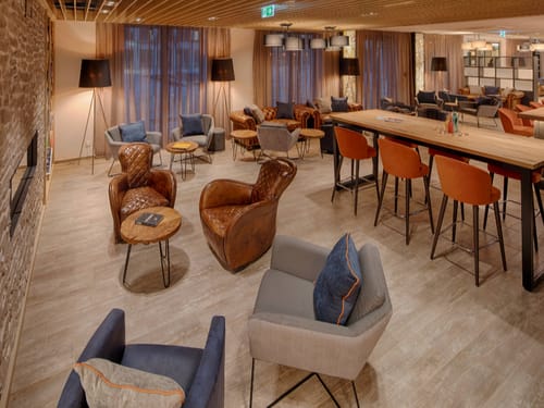 Stilvolle Lobby mit Sitzmöglichkeiten im Vordergrund