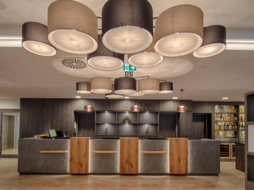 Stilvolle Rezeption des Best Western Hotel Wiesbaden