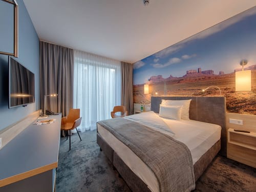 Stilvoll designtes Doppelzimmer mit Doppelbett