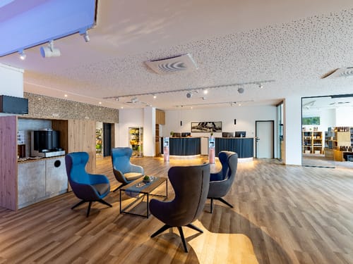 Lobby  mit verschiedenen Loungemöbeln