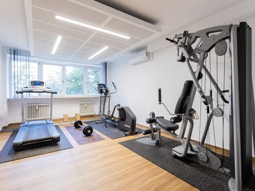 verschiedene Cardio und Fitnessgeräte im Sportraum