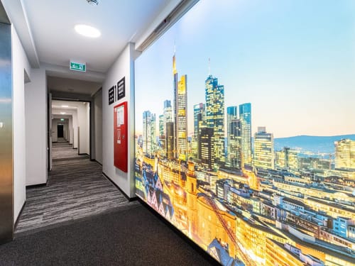 Hotelflur mit großen Wandbildern