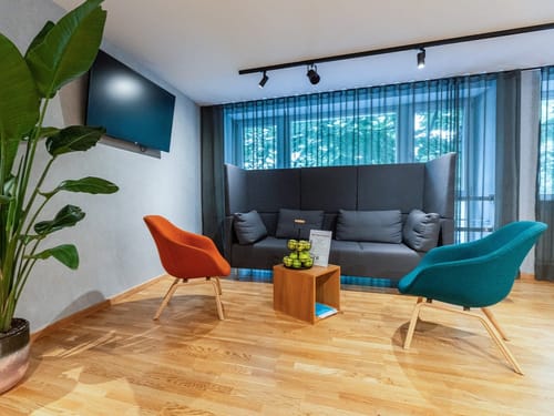 verschiedene Loungemöbel und TV in der Lobby