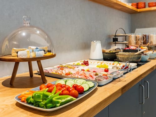 große Auswahl an Gemüse, Wurst und Käse am Buffet