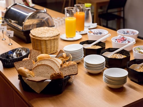 Brötchenauswahl und Müsli vom Buffet